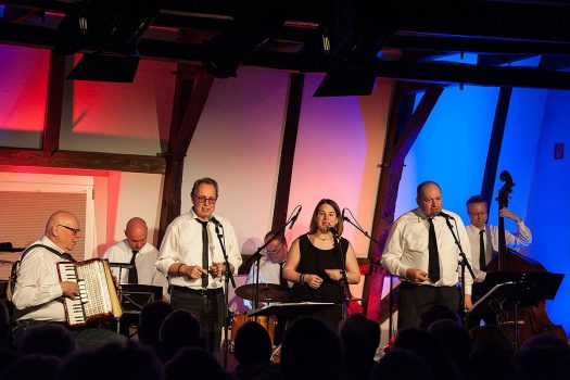 Sieben Musiker aus dem Oberbergischen nahmen die Burghausgäste mit auf eine musikalische Zeitreise - Foto: Vera Marzinski