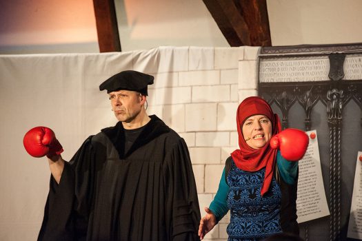 Wolfram Behmenburg als Luther und Ulrike Behmenburg als Fatime im Glaubenskampf - Foto: Vera Marzinski
