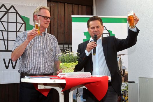 Sparkassendirektor Hartmut Schmidt und Bürgermeister Ulrich Stücker. Foto: <a href="http://www.photo-melzer.de/bielstein/2017/0620-ehrenamtstag.html">Christian Melzer</a>