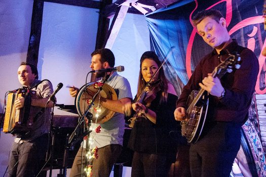 Von der grünen Insel kommen die mehrfach ausgezeichneten Musiker von Goitse und zelebrierten grandiose irischen Folk im Burghaus. Foto: Vera Marzinski