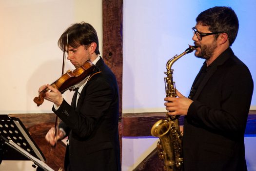 Zur brillanten Stammbesetzung gehören (v.l.) Maximilian Junghans (Violine) und Altsaxophonist Fabian Pablo Müller – außerdem E-Gitarrist Karl Epp.