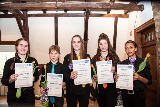 Für fünf Jahre Chorsingen erhielten (v.l.) Lily Zoe Meyer, Ruben Ebener, Hannah Reuter, Maria Lucas und Shalise Occhiyinti Urkunden des Kreis Chorverbandes Oberberg