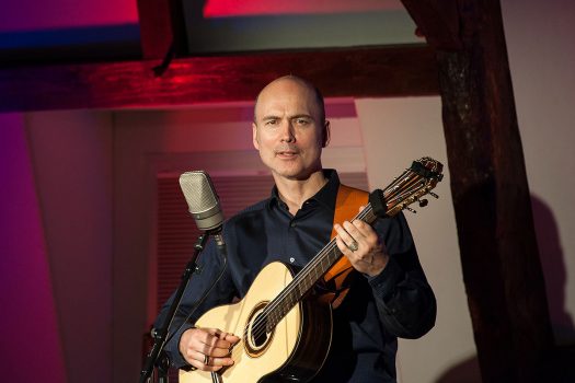 Zwischen Geschichten aus dem Leben Tucholskys werden sein Charakter und seine Gedichte durch Oliver Stellers Sprache und Gesang lebendig. Das Ergebnis: Ein unvergesslicher Abend, nicht nur für Literaturliebhaber. Foto: Vera Marzinski