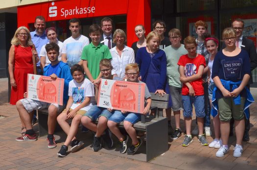 Die Schülerinnen und Schüler der Gewinnergruppen mit Monica Constantin, Frank Klemmer (Leiter der Redaktion der Oberbergischen Volkszeitung), Thomas Roß, Sabine Eucken und Peter Braun von der Sparkasse der Homburgischen Gemeinden (von links). Foto: Wolfgang Abegg