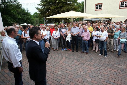 Bürgermeister Ulrich Stücker kam nicht nur zur offiziellen Begrüßung, sondern kündigte auch die Partyband an – und blieb wie viele andere noch lange auf dem Fest. Foto: <a href="http://www.photo-melzer.de/bielstein/2017/0624-wein-musik.html">Christian Melzer</a>