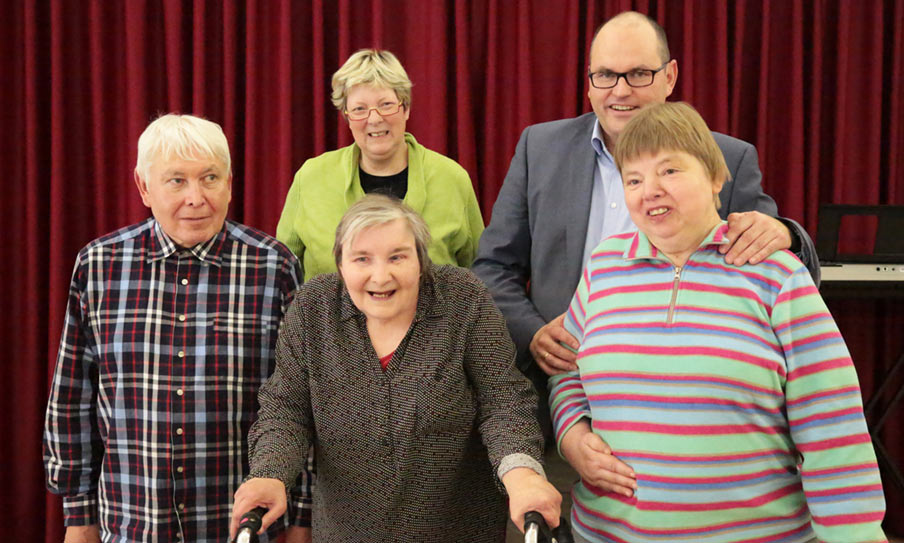 Die Jubilare (vorne von link) Gerd Zapp, Beate Solbach und Sabine Eggers (es fehlt: Stefan Schulz) mit (hintere Reihe) der Vorsitzenden des Werkstattrates Andrea Theis und BWO-Geschäftsführer Jens Kämper. Die Jubilare Gerd Zapp und Stefan Schulz arbeiten am BWO-Standort Morsbach-Lichtenberg, Beate Solbach und Sabine Eggers sind in Wiehl-Faulmert beschäftigt. Foto: Die Fotoschmiede Silke Hielscher