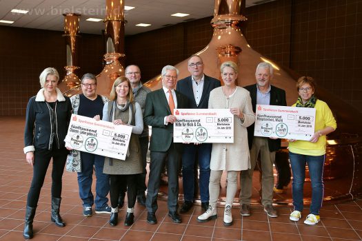 Von links: Annette Mohrenstecher, Ina Tötemeier, Barbara Gelhausen und Peter Even (Chancen - Leben geben), Dr. Axel Haas und Udo Hülsmann (Erzquell Brauerei), Bettina Hühn (Nick & Co - Helfende Hände Oberberg), Harald Herhaus und Anette Potthof (Johannes-Hospiz Oberberg) Foto: Christian Melzer