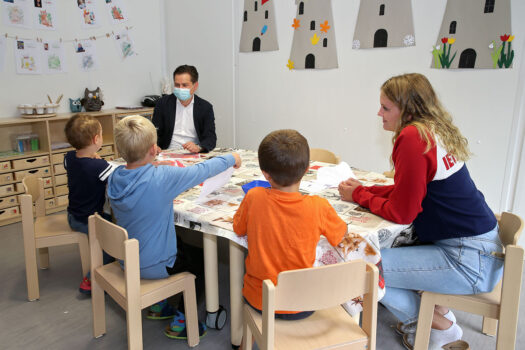 Beim Bild malen für den Bürgermeister waren die Kinder sofort dabei.