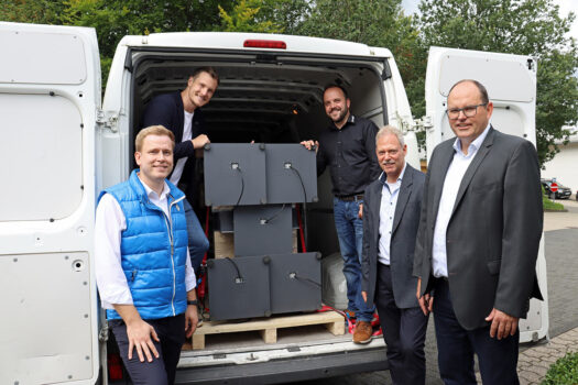 Von links: Benedikt Grütz (Geschäftsführer Hygiene Circle), Marcell Jansen (ehem. Fußball-Nationalspieler, Initiator und Geschäftsführer Hygiene Circle), Torsten Klawunder (Geschäftsführer Divis Hygiene), Michael Bey (Gesamtleiter Werkstätten BWO) und Jens Kämper (Geschäftsführer der BWO) bei der Übergabe der Desinfektionssäulen. Die BWO produziert für den HygieneCircle CO2-Ampeln, wurde aber auch selber vom HygieneCircle ausgestattet und erhielt insgesamt 164 Ampeln und 21 Desinfektionssäulen. Fotos: BWO/F.Jansen