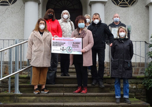 Vorratskammer Ründeroth: Ehrenamtliche Helfer von links nach rechts: Michaela Budde, Eva Burger, Heidi Senkstock, Liane Hess, Sabine Schuhmacher, Klaus Kleinjung, Richard Kinsey, Nicole Lenz - Foto: Vorratskammer Engelskirchen