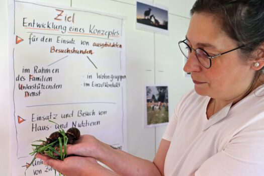 Kristin Soest, Mitarbeiterin der Tagbetreuung im „Haus Am Konradsberg“ informierte über die Tiergestützte Intervention. Fotos: HBW/F. Jansen
