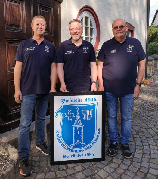 Das Dreigestirn des Karnevalsvereins Bielstein der kommenden Session. Von links: Jungfrau Helmine (Helmuth Mangesius), Prinz Michael III. (Michael Becher), Bauer Zimbo (Volker Zimmermann). Foto: Indra Becher