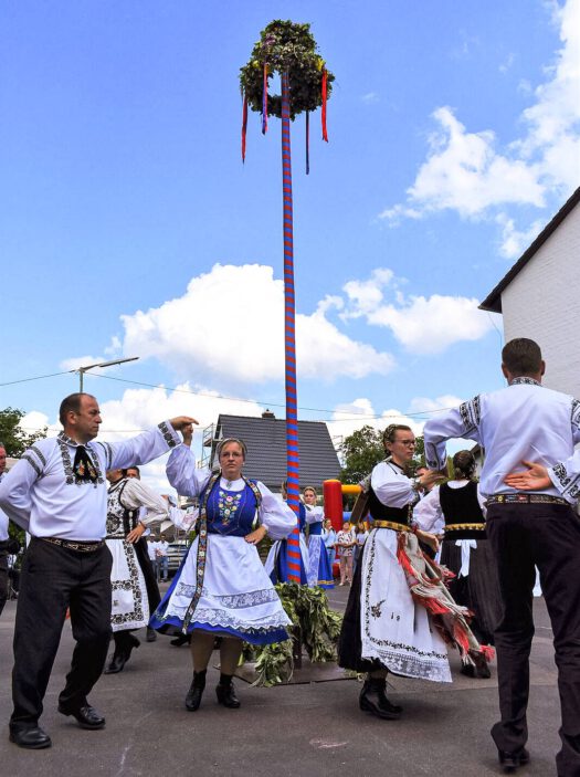 Volkstanz und perfektes Wetter: Die Besucher in Bielstein genossen die Gemeinschaft nach langer Pause. Fotos: Marco Wehr