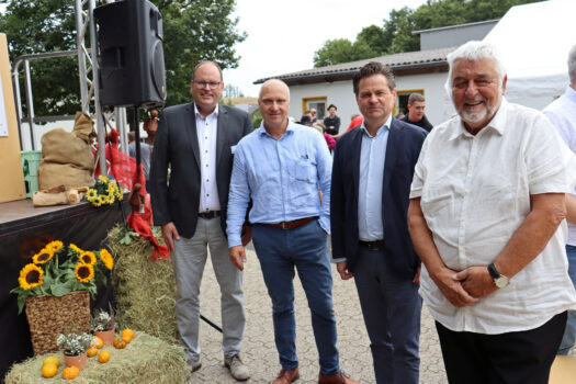 V. li.: BWO Geschäftsführer Jens Kämper, Ulrich Pflitsch, 1. Vorsitzender des Vereins zur Förderung und Betreuung behinderter Kinder Oberbergischer Kreis, Wiehls Bürgermeister Ulrich Stücker und Gerhard Dittich (Stellv. Bürgermeister Nümbrecht).